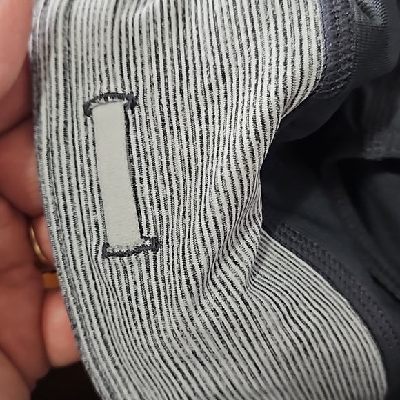 Women's Lululemon Size 6 Speed Up Short Grey White Stripe Panty - Picture 7 of 7